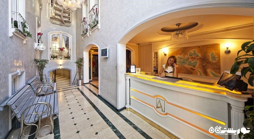 نمای میز پذیرش هتل امیرا